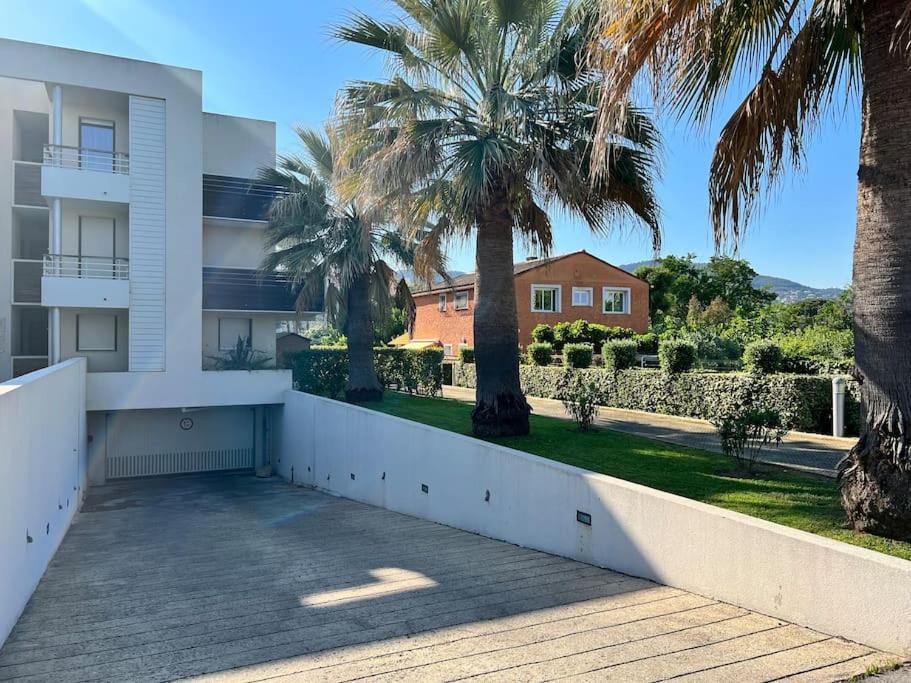 Luxury 3 Piece Garden Apartment In Cannes Marina Mandelieu Extérieur photo
